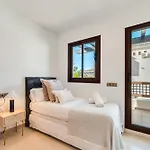Vacation I The Sovereign Penthouse, New Furniture, Gated Complex, Large Communal Pool, 24h Security, 5min To Puerto Banus Lejlighed