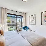 Apartment Vacation I The Sovereign Penthouse, New Furniture, Gated Complex, Large Communal Pool, 24h Security, 5min To Puerto Banus